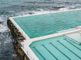 Dimensions piscine naturelle : surface, profondeur et ratios