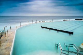 Réglementation piscine naturelle : permis et obligations 2026