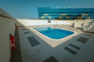 Terrasse piscine naturelle : matériaux, design et conseils